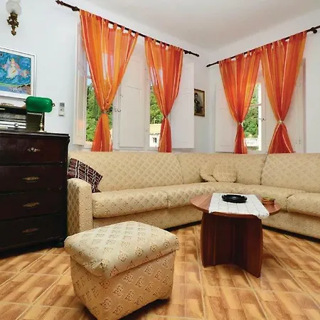 Vacation House Kontrada Holiday home Komaji
